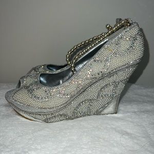 🎊2FOR45 NWOT Silver rhinestone and pearl shoes with removable anklet.